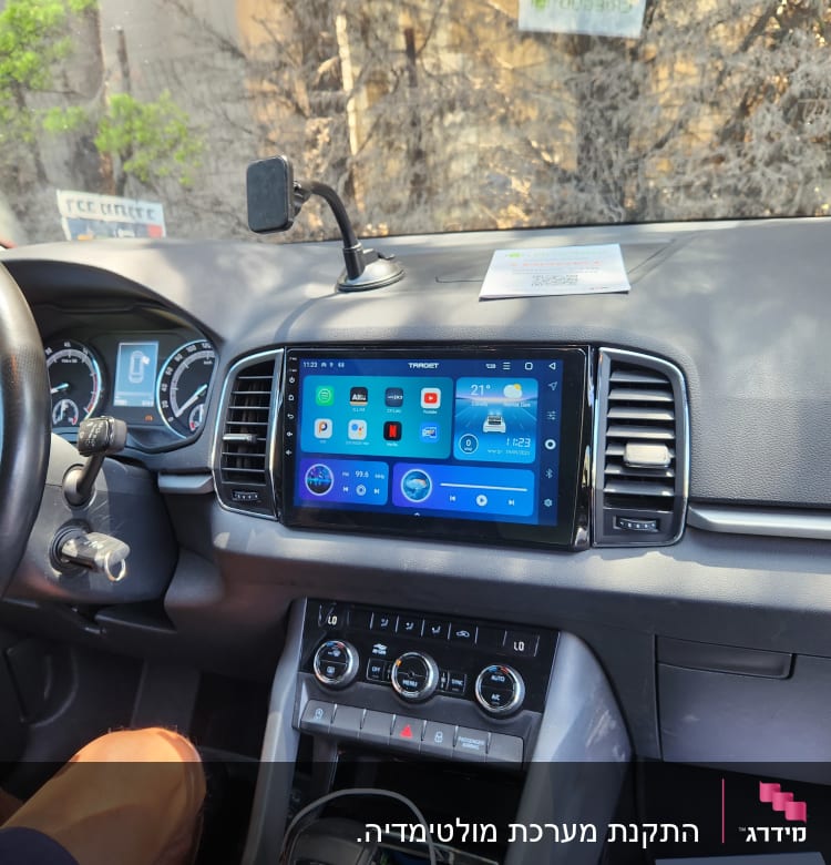 מערכת מולטימדיה ברכב עם מסך מגע ותצוגת אפליקציות